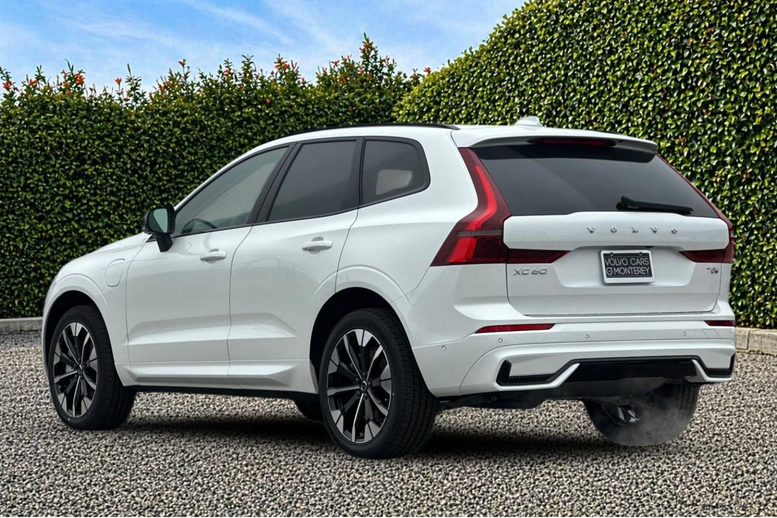 New 2026 Volvo XC60 T8 Plus w/ Climate Package PRO AWD/4WD image 4