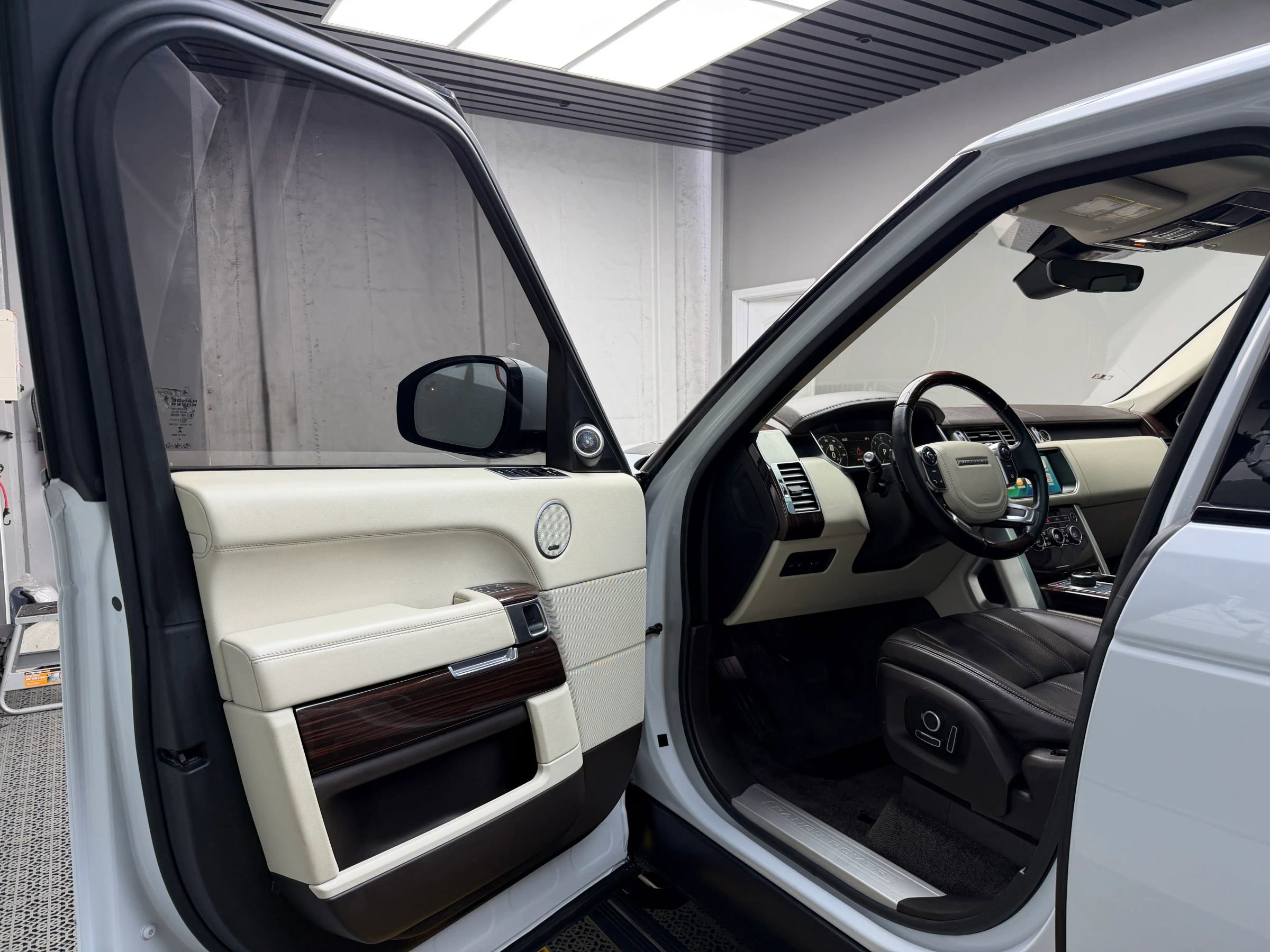 Used 2017 Land Rover Range Rover HSE image 10