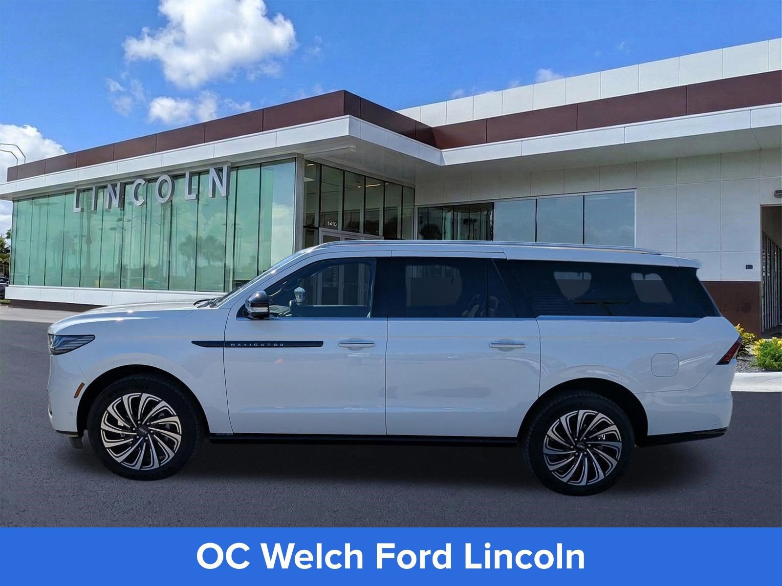 Certified 2025 Lincoln Navigator L Black Label AWD/4WD image 8