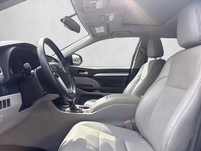 Used 2016 Toyota Highlander XLE AWD/4WD image 12