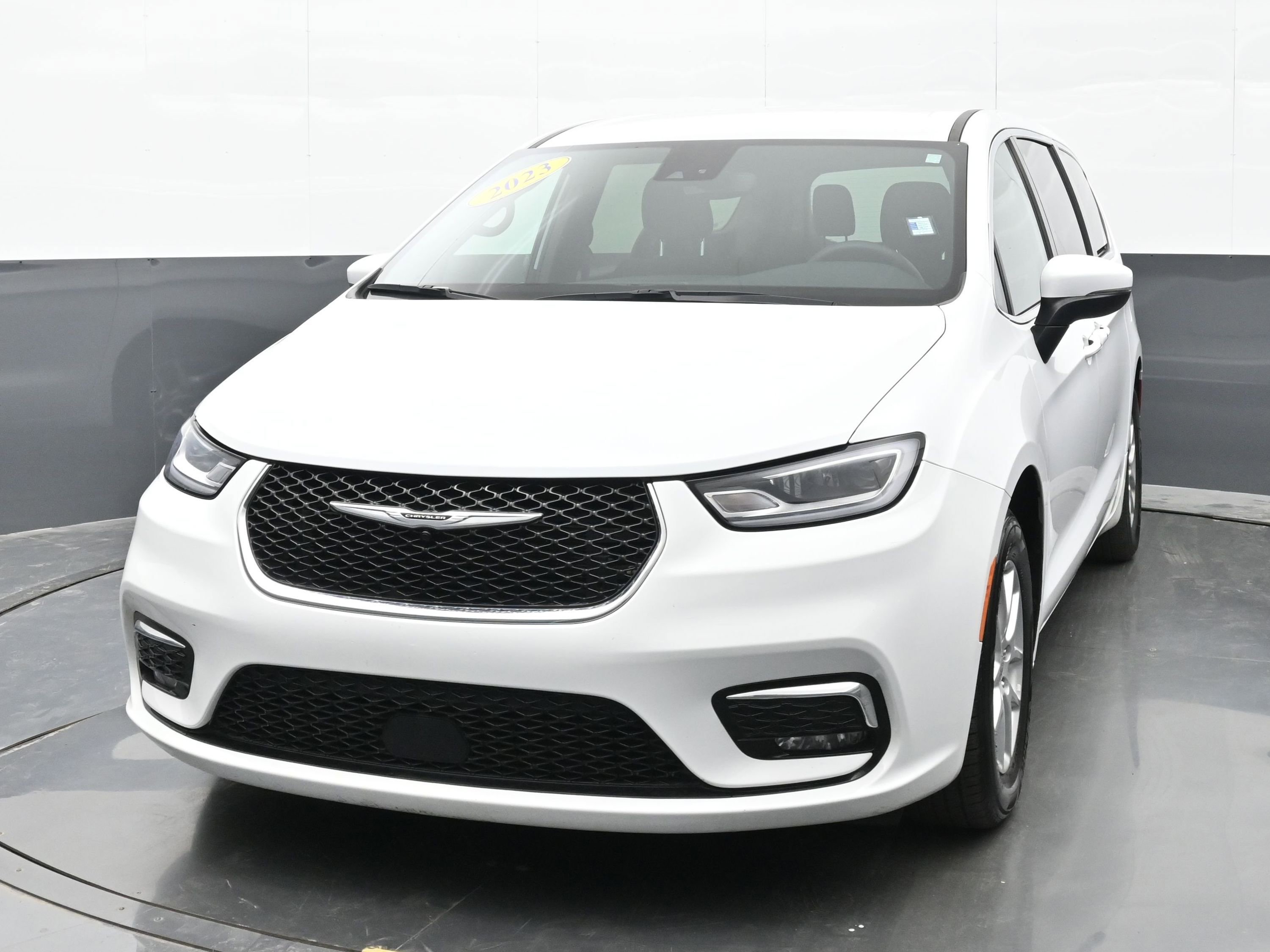 Used 2023 Chrysler Pacifica Touring FWD image 7