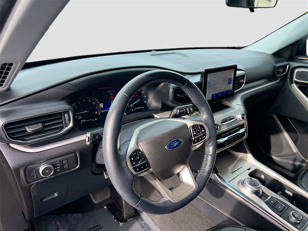 Used 2022 Ford Explorer XLT w/ Equipment Group 202A image 9