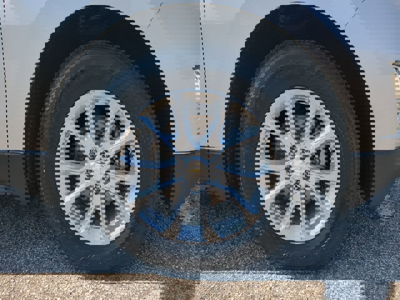 Used 2018 Chevrolet Equinox LT w/ LPO, Cargo Package FWD image 9