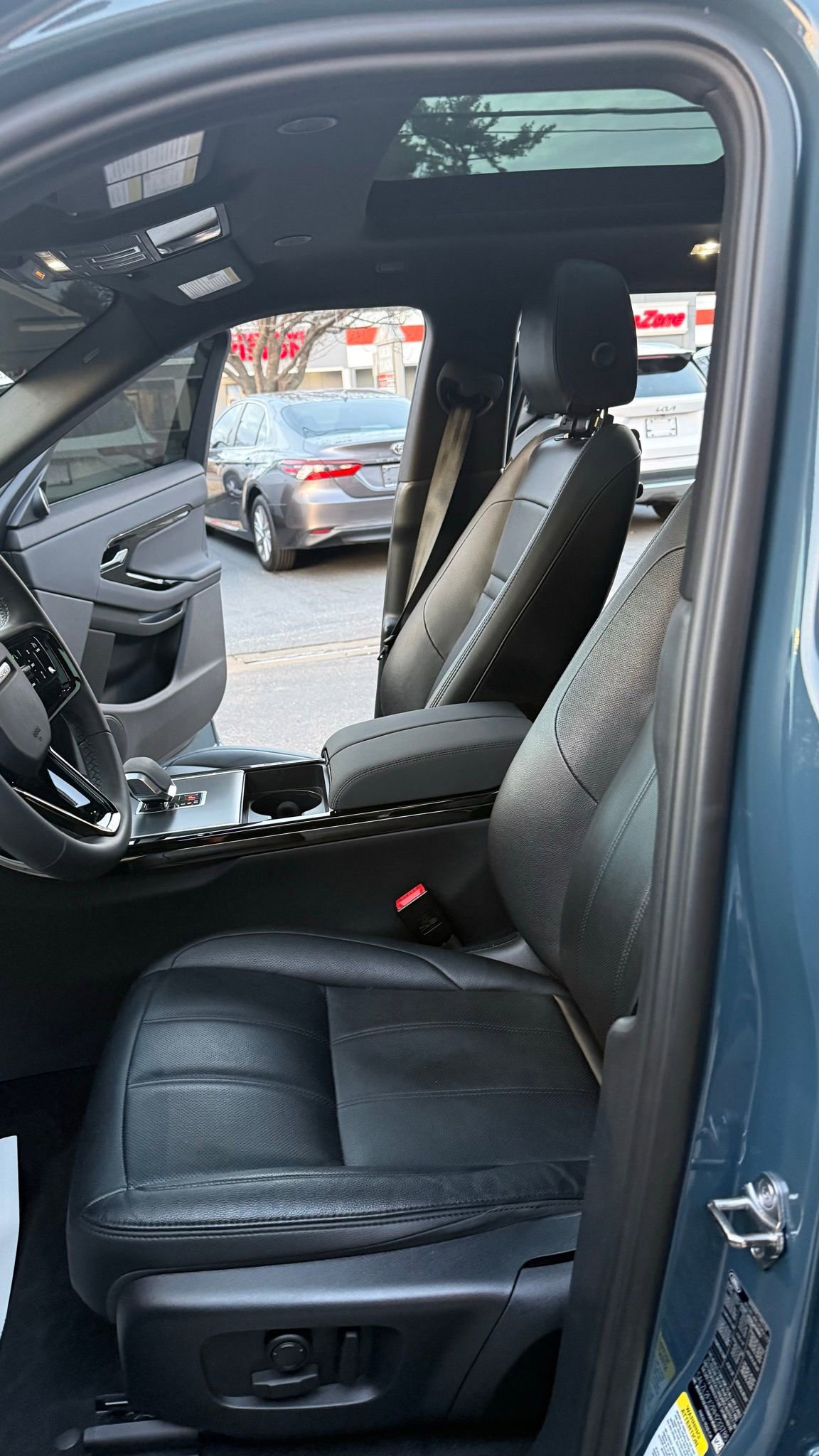 Used 2024 Land Rover Range Rover Evoque Dynamic SE image 31