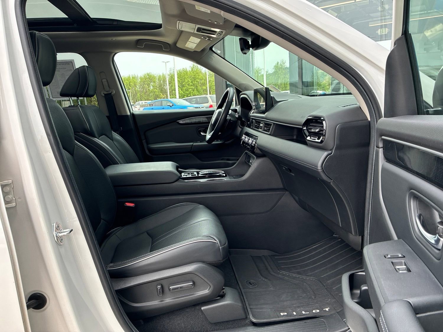 Used 2025 Honda Pilot Elite image 16