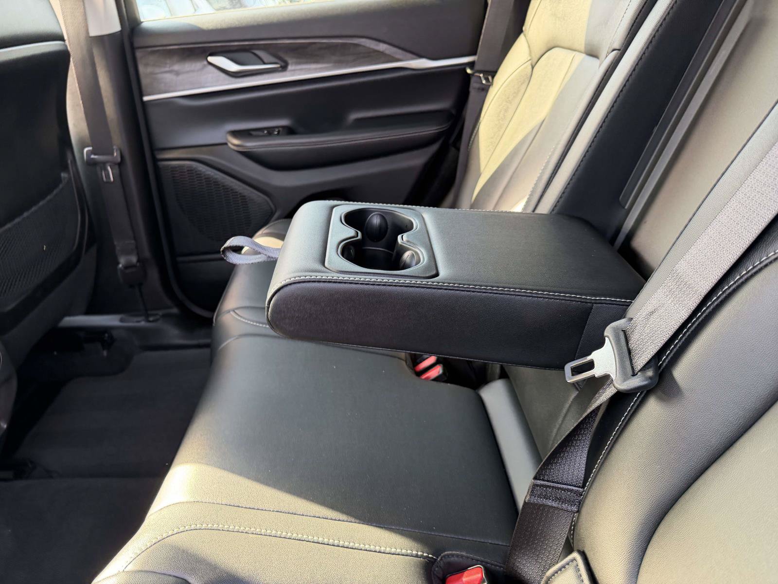 Used 2023 Jeep Grand Cherokee Limited AWD/4WD image 15