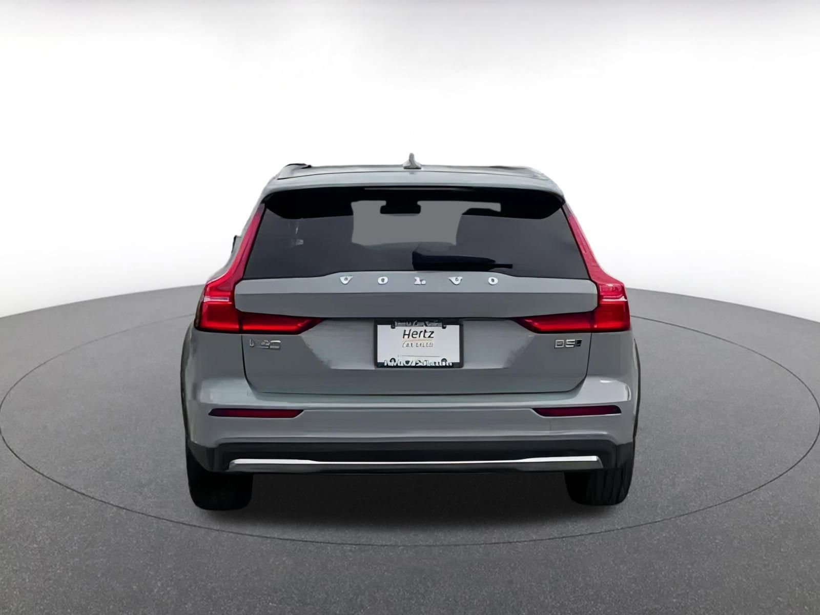 Used 2025 Volvo V60 B5 Cross Country Plus image 12