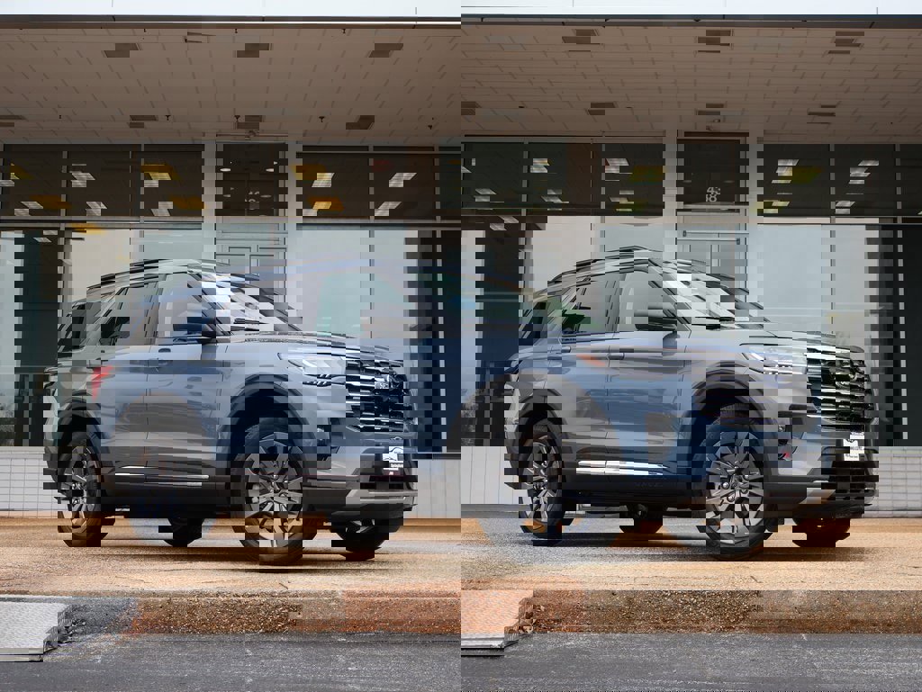 Used 2025 Ford Explorer Active w/ Active Comfort Package image 1