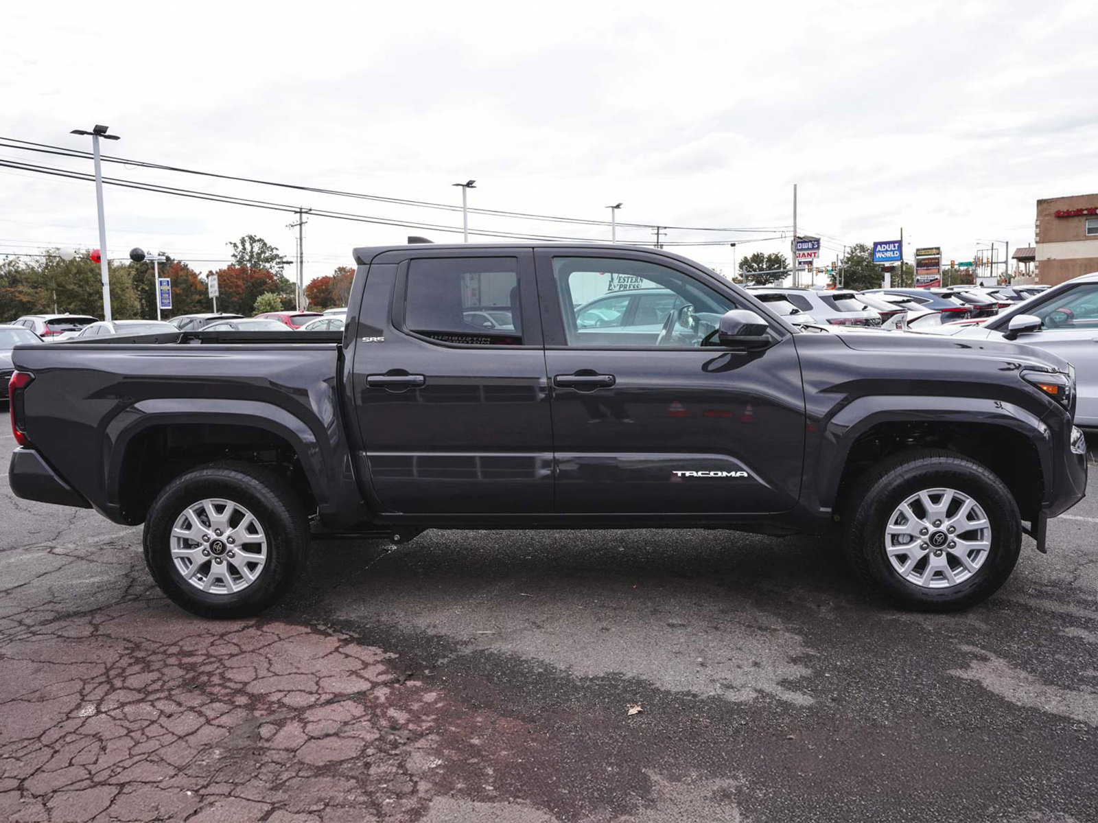 Used 2025 Toyota Tacoma SR5 image 4