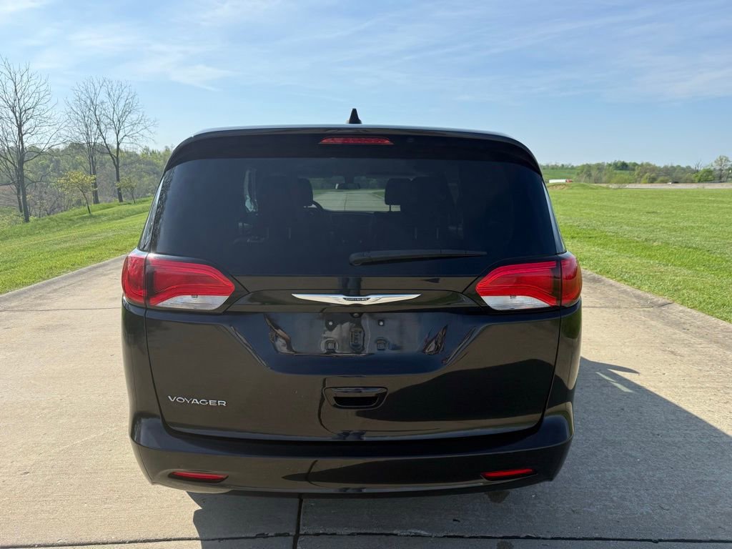 Used 2022 Chrysler Voyager LX FWD image 4