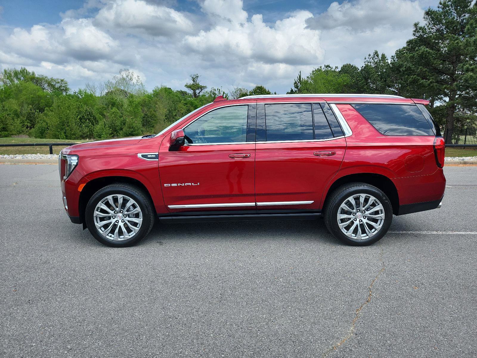 Used 2024 GMC Yukon Denali image 2