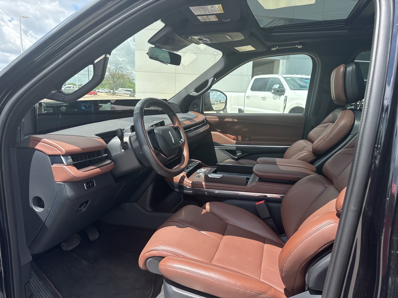 Used 2025 Lincoln Navigator Reserve image 9