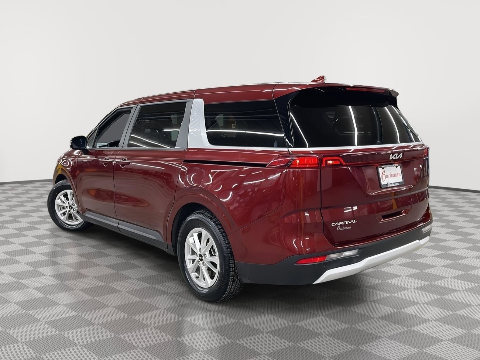 Used 2024 Kia Carnival LX FWD image 4
