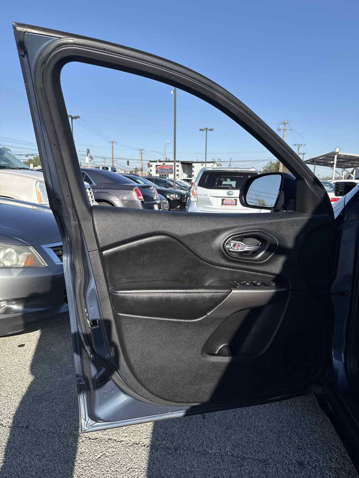 Used 2020 Jeep Cherokee Latitude FWD image 6