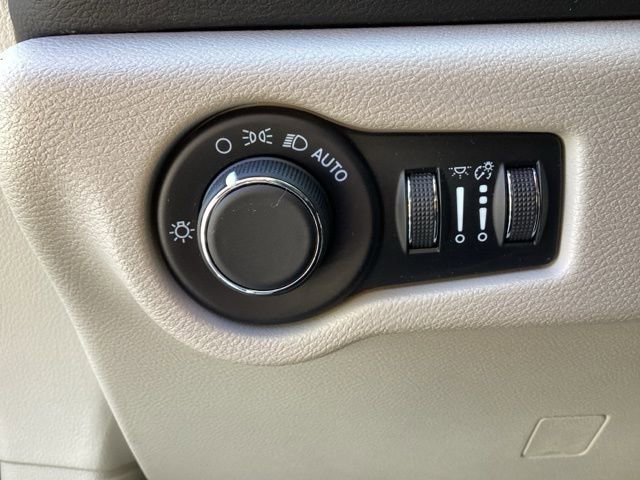 Used 2023 Chrysler Voyager LX image 15