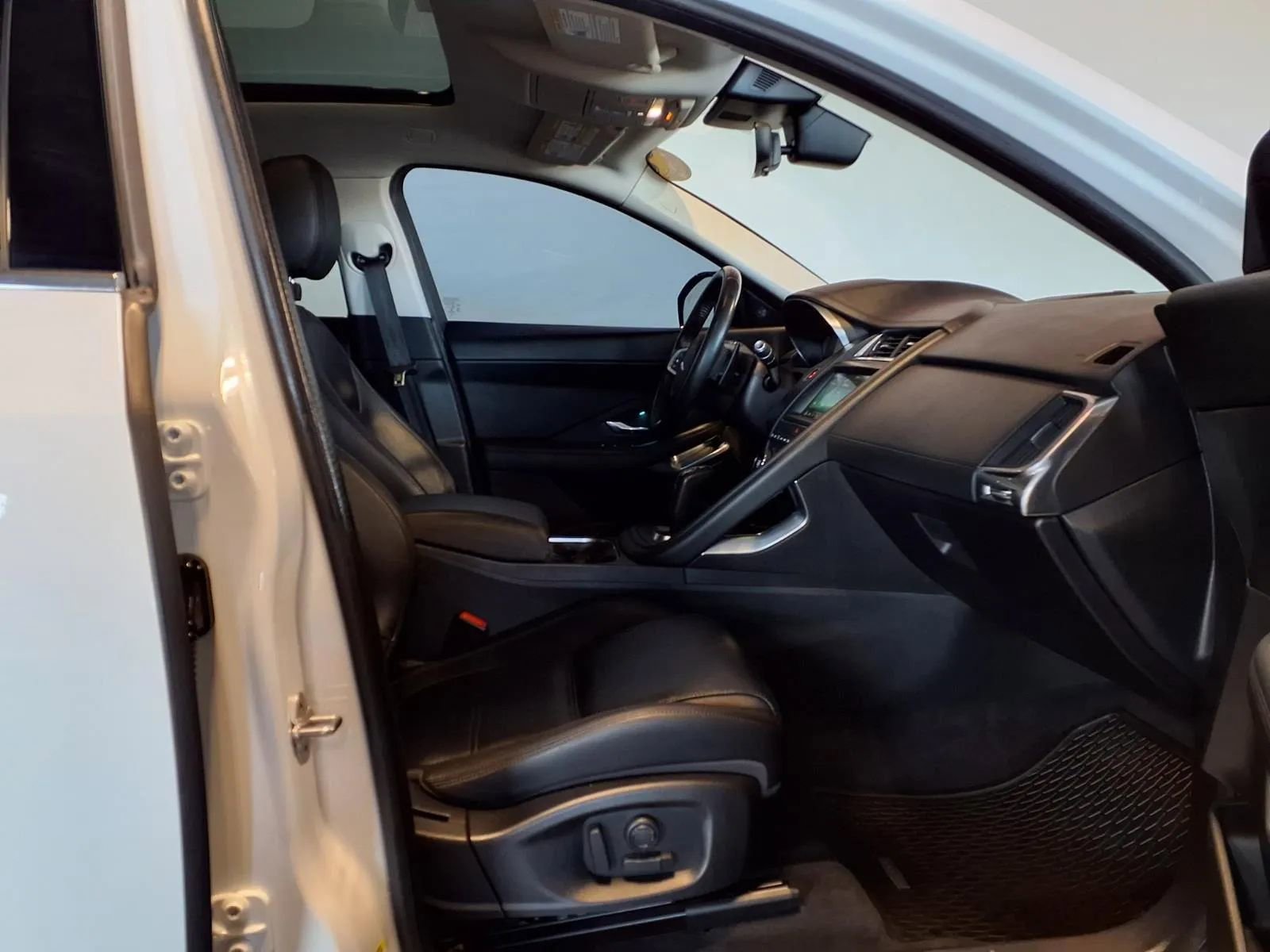 Used 2020 Jaguar E-PACE SE image 11