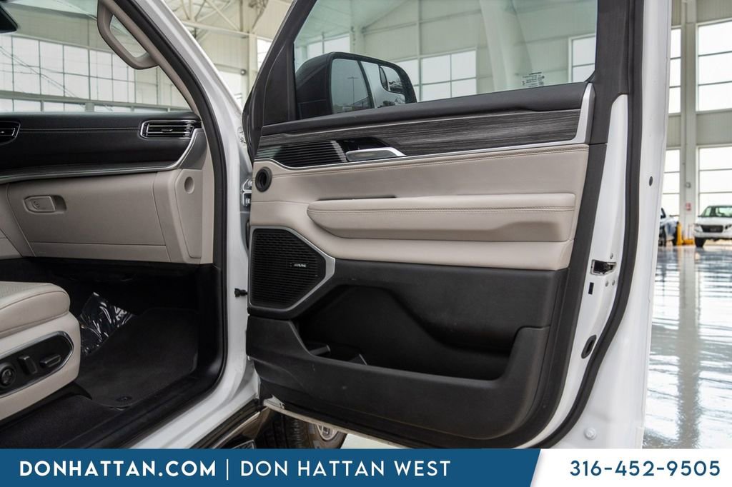 Used 2023 Jeep Wagoneer Series III w/ Preferred Equipment Group AWD/4WD image 28