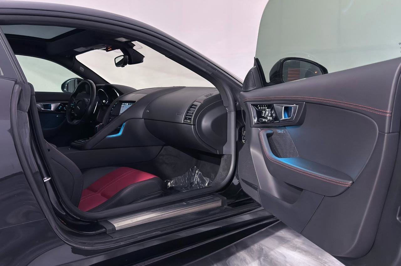 Used 2017 Jaguar F-TYPE R image 24