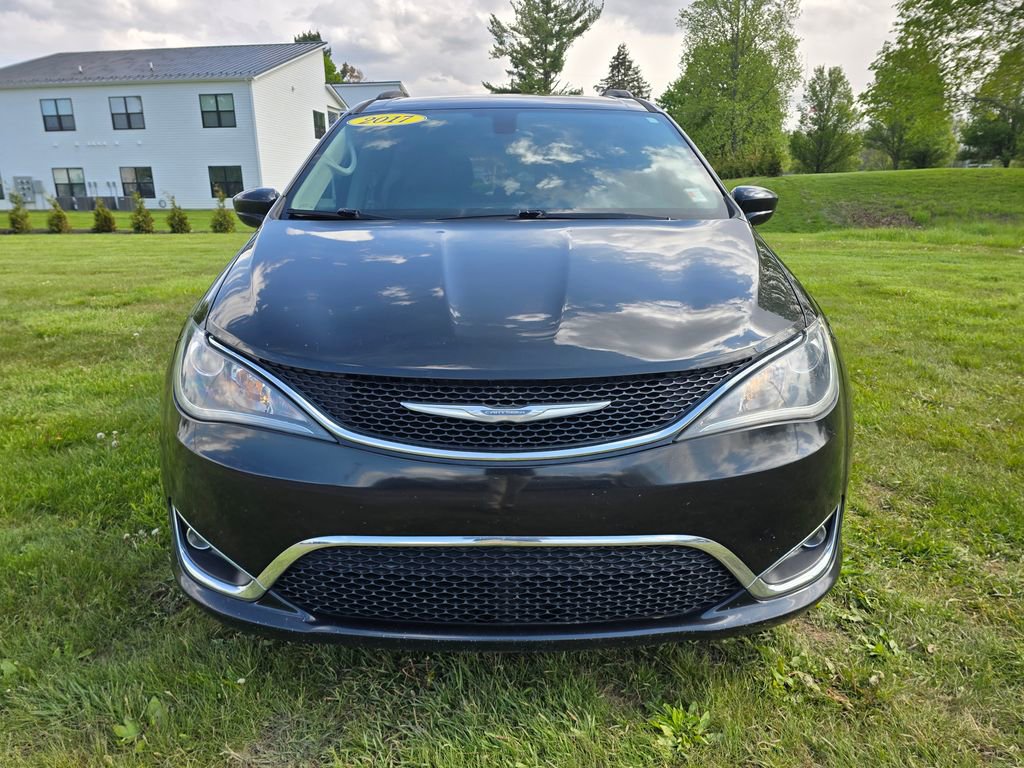 Used 2017 Chrysler Pacifica Touring-L FWD image 2