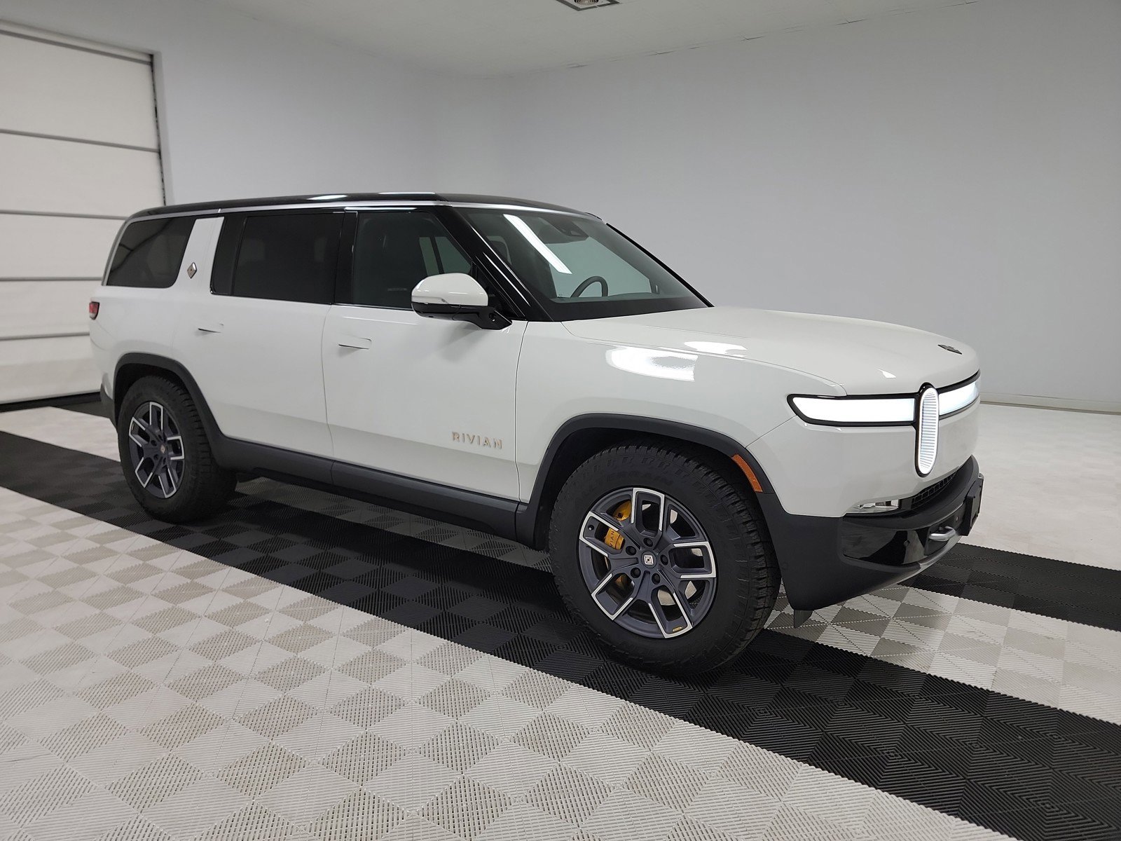 Used 2024 Rivian R1S Adventure image 7
