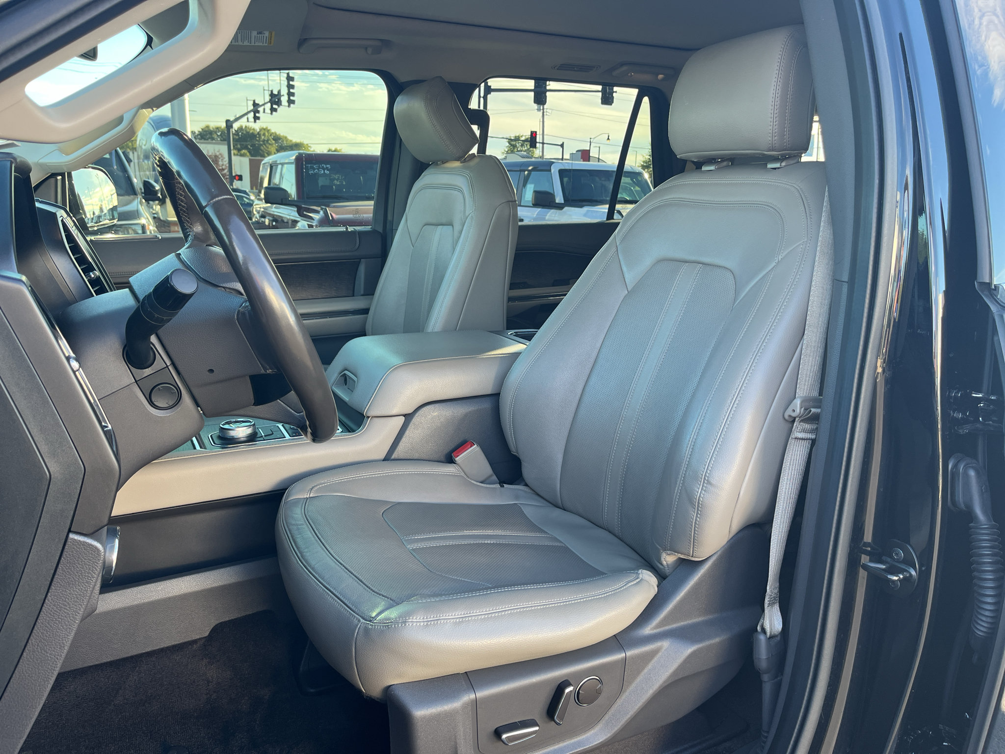 Used 2018 Ford Expedition Limited w/ Equipment Group 302A AWD/4WD image 16