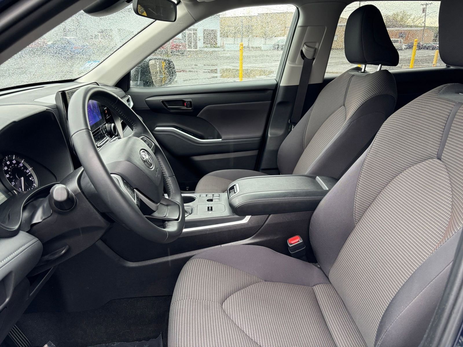 Used 2025 Toyota Highlander LE FWD image 25