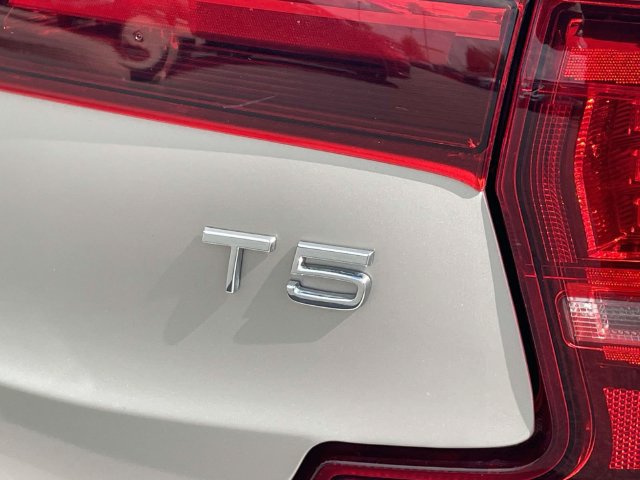 Used 2018 Volvo S90 T5 Momentum w/ Protection Package FWD image 8