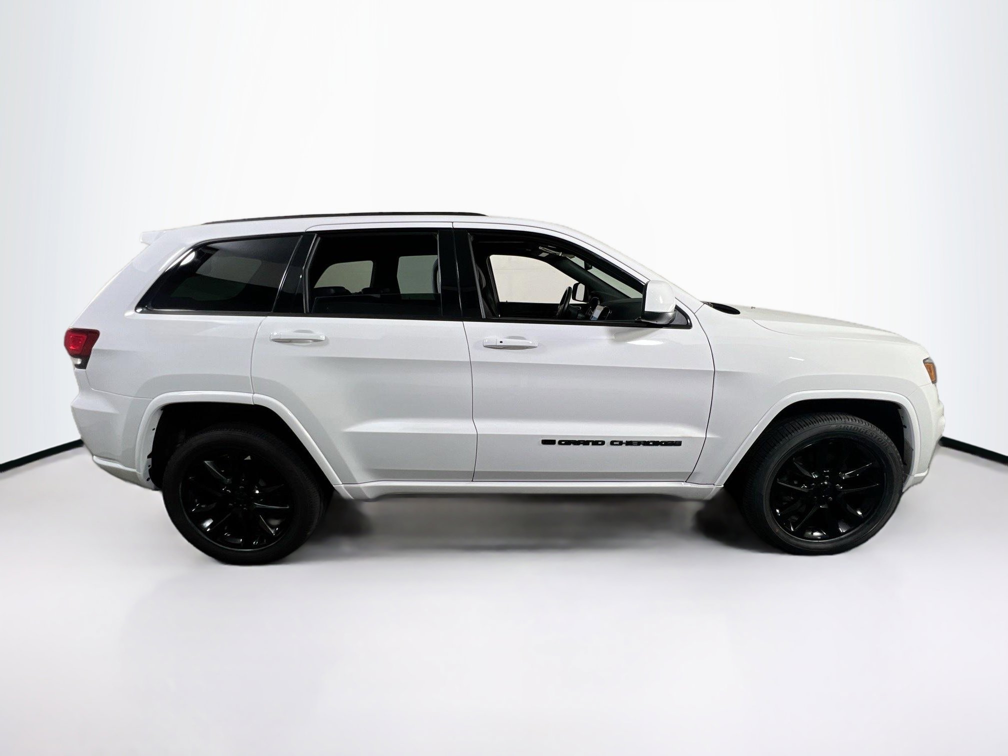Used 2022 Jeep Grand Cherokee Laredo X image 4
