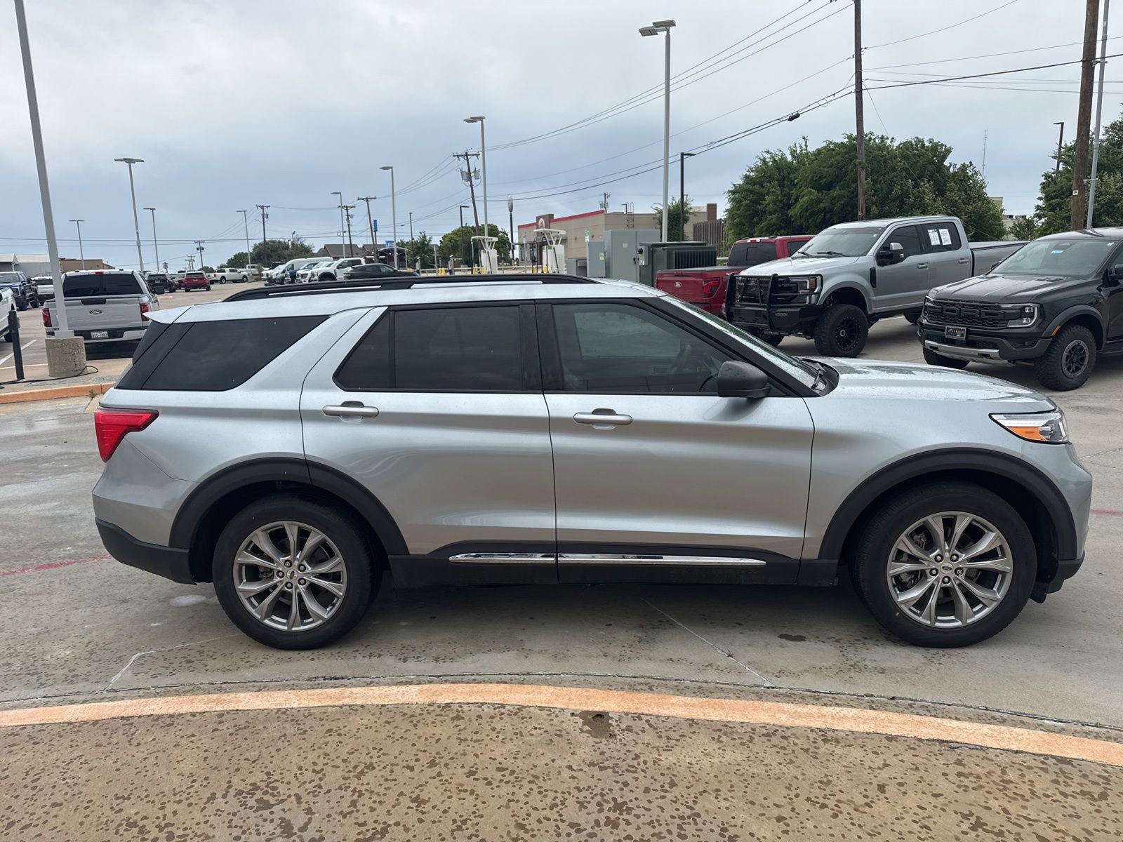 Used 2022 Ford Explorer XLT w/ Equipment Group 202A image 4