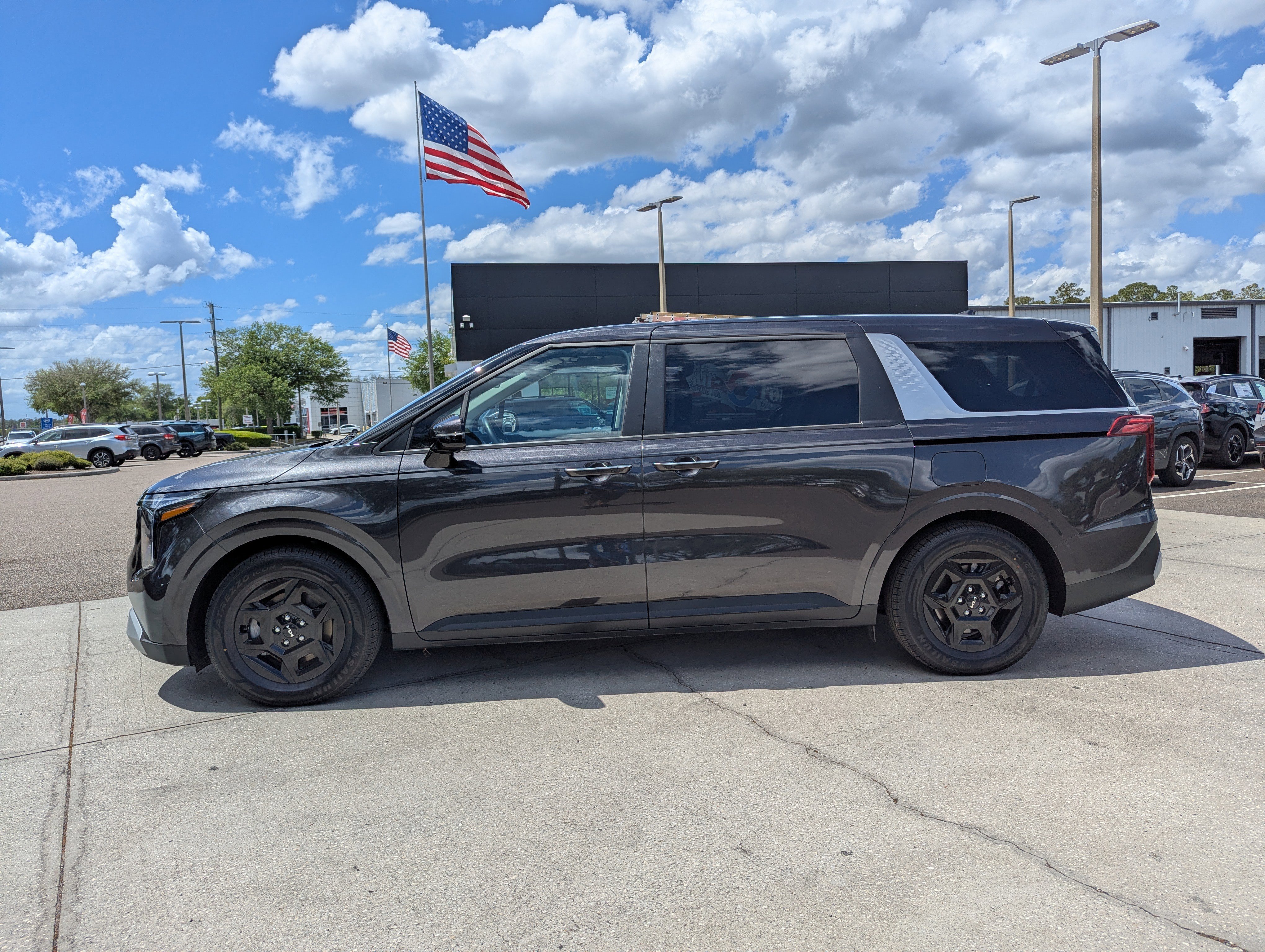 Certified 2025 Kia Carnival image 5