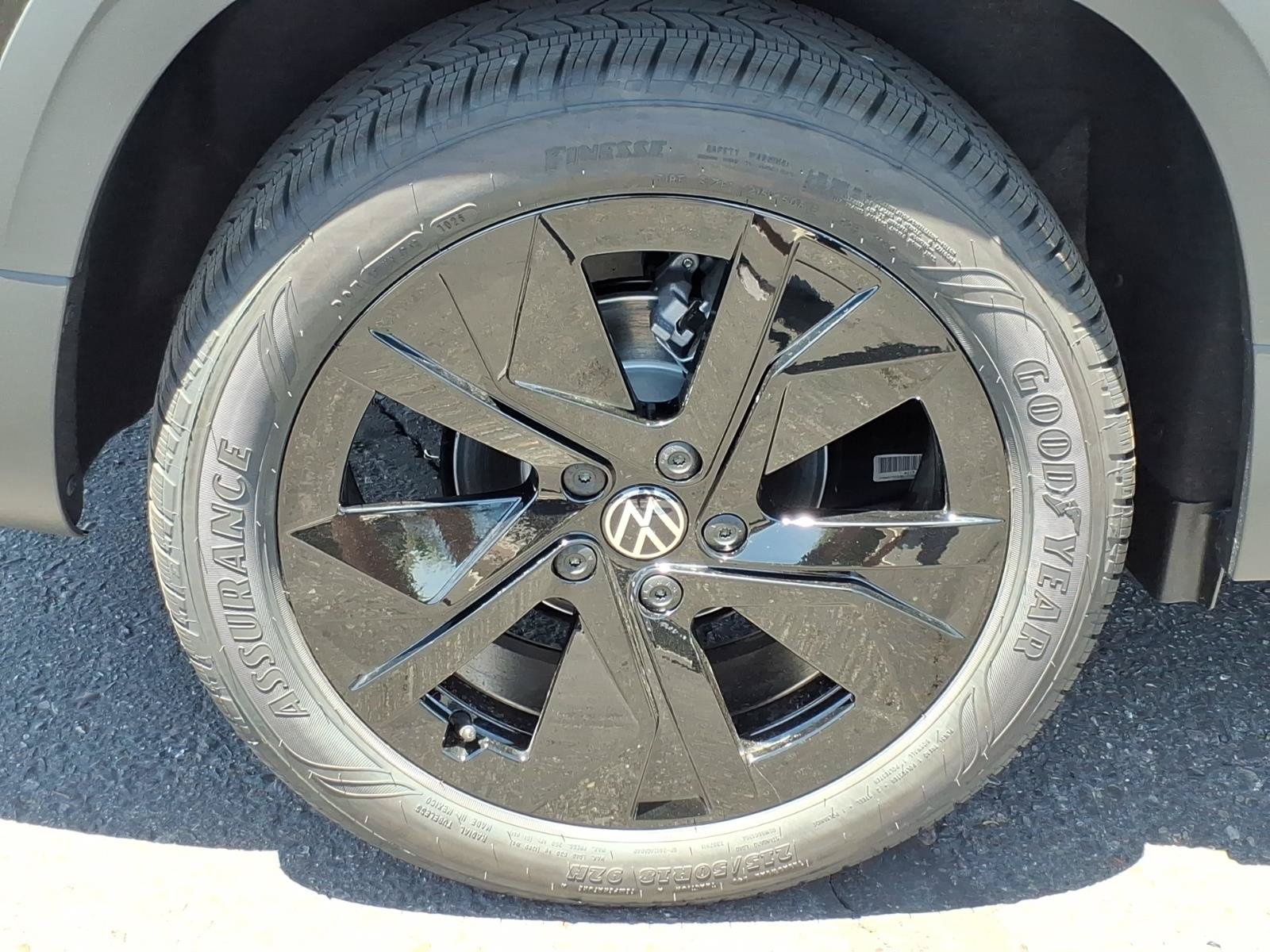 New 2026 Volkswagen Taos SE FWD image 9