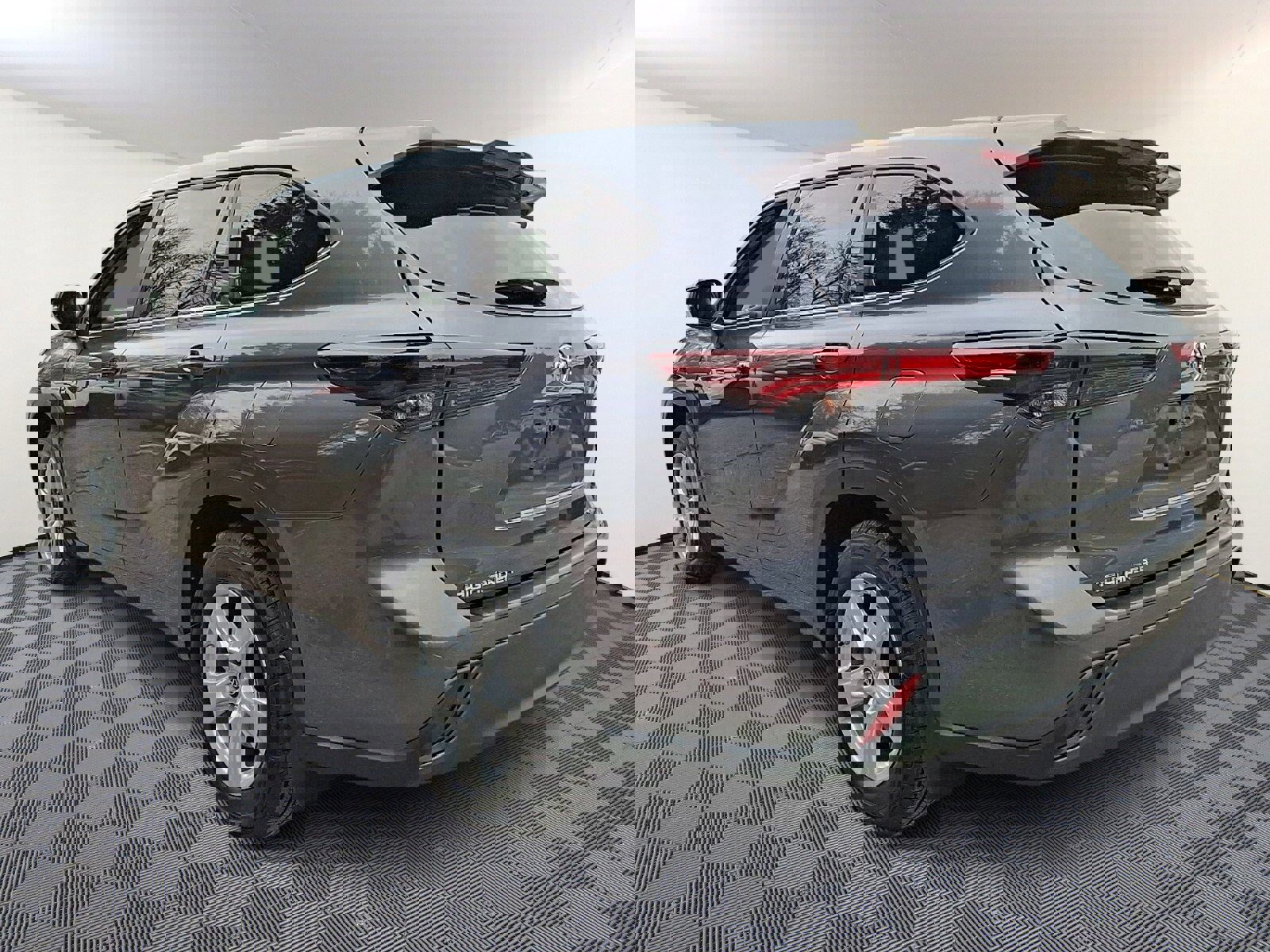 Used 2024 Toyota Highlander LE image 4