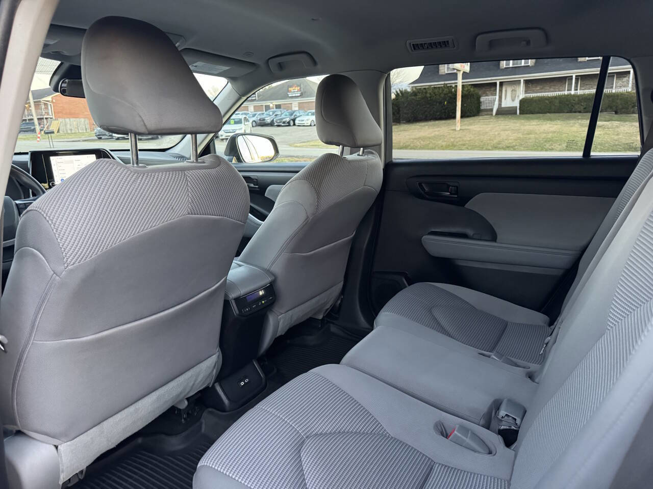 Used 2023 Toyota Highlander L image 18