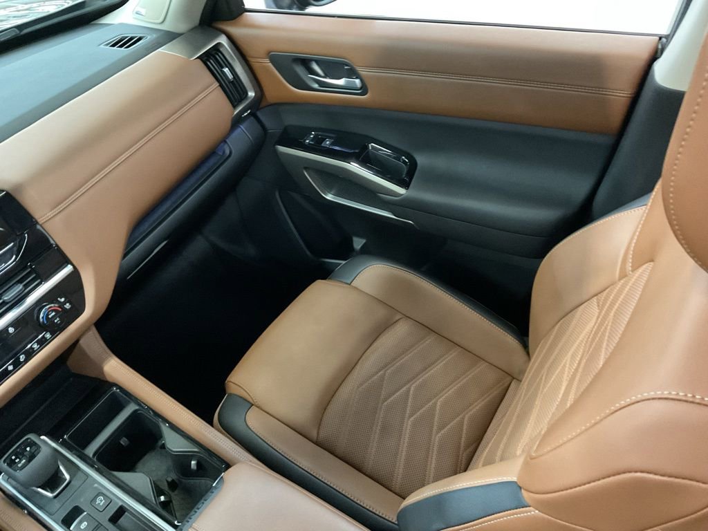 Used 2024 Nissan Pathfinder Platinum w/ Cargo Package image 18