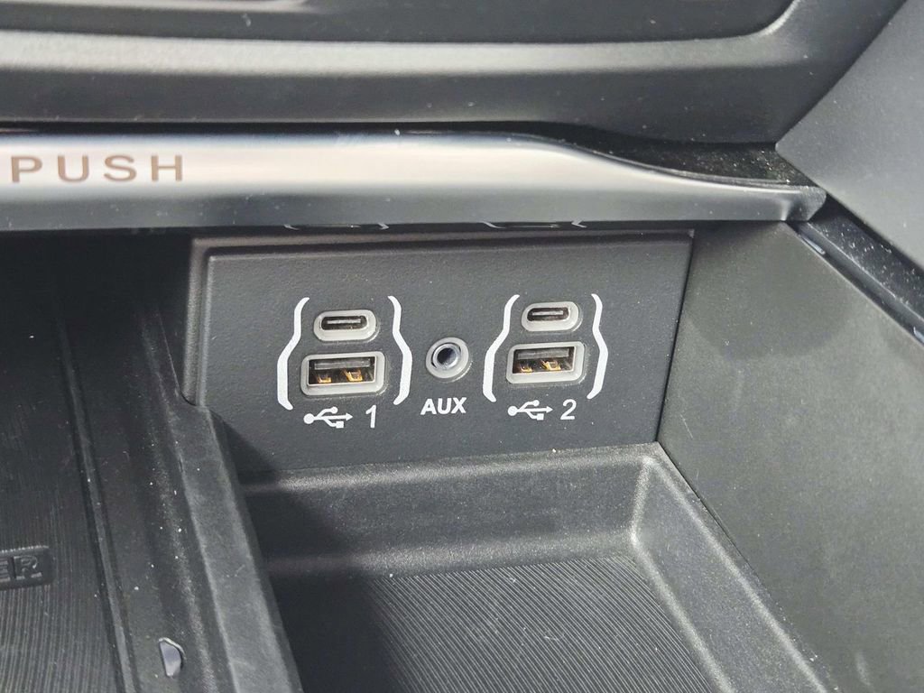 Used 2023 Chrysler Pacifica Limited w/ Uconnect Theater Family Group image 34