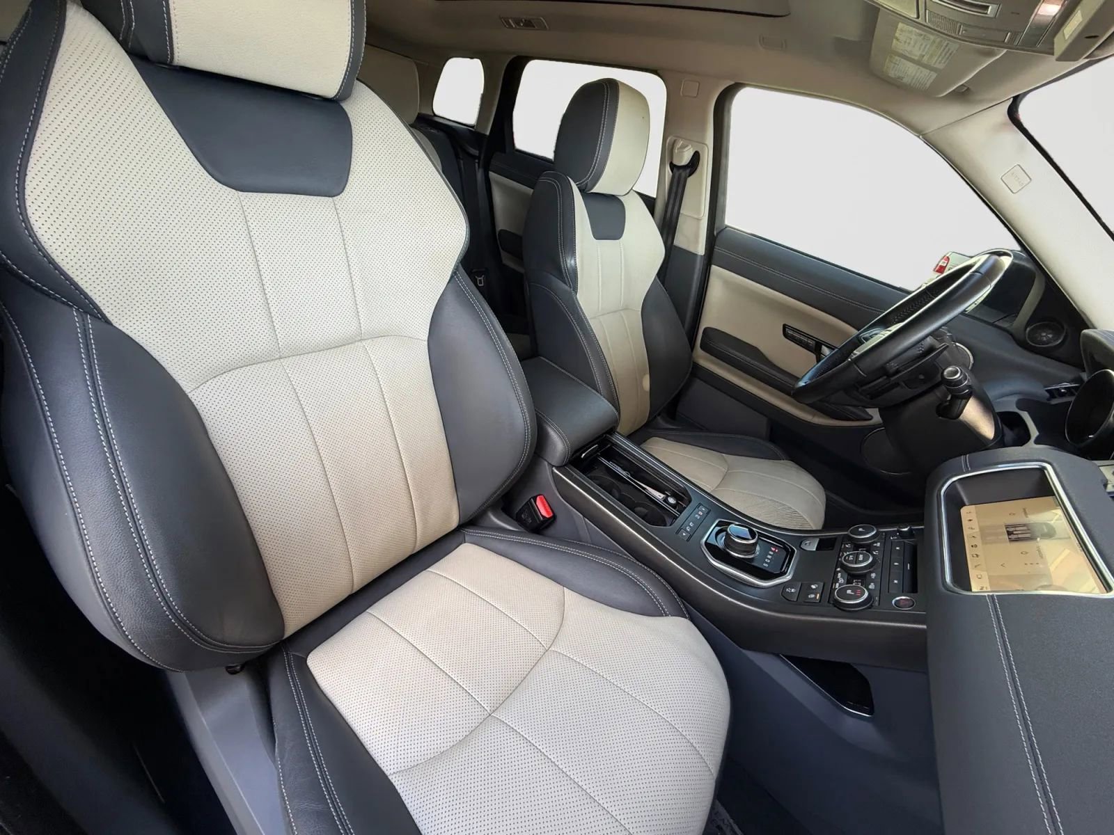 Used 2019 Land Rover Range Rover Evoque SE Premium image 19