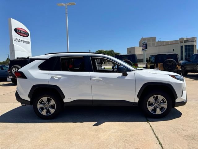 Used 2023 Toyota RAV4 LE AWD/4WD image 4