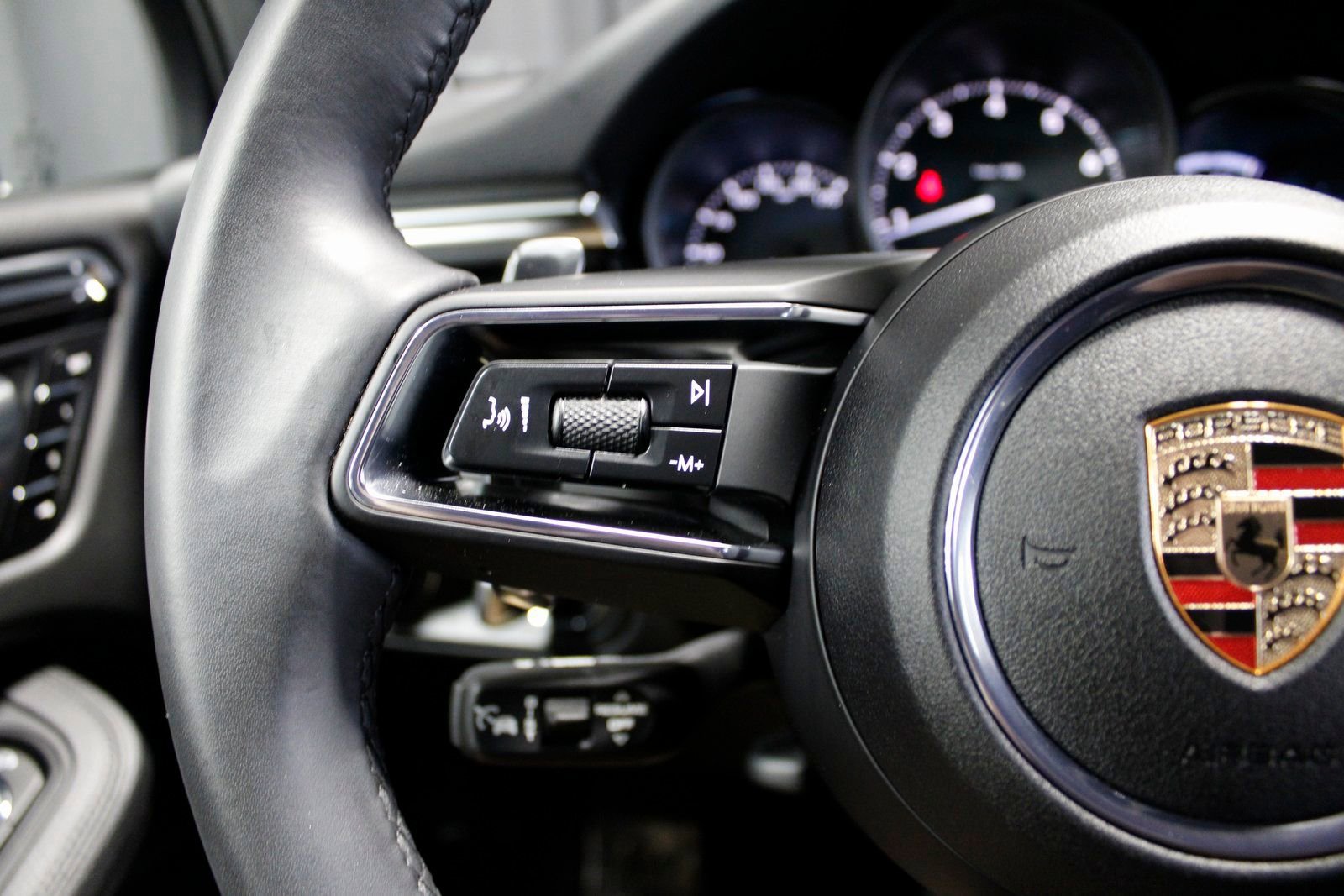 Certified 2025 Porsche Macan image 28