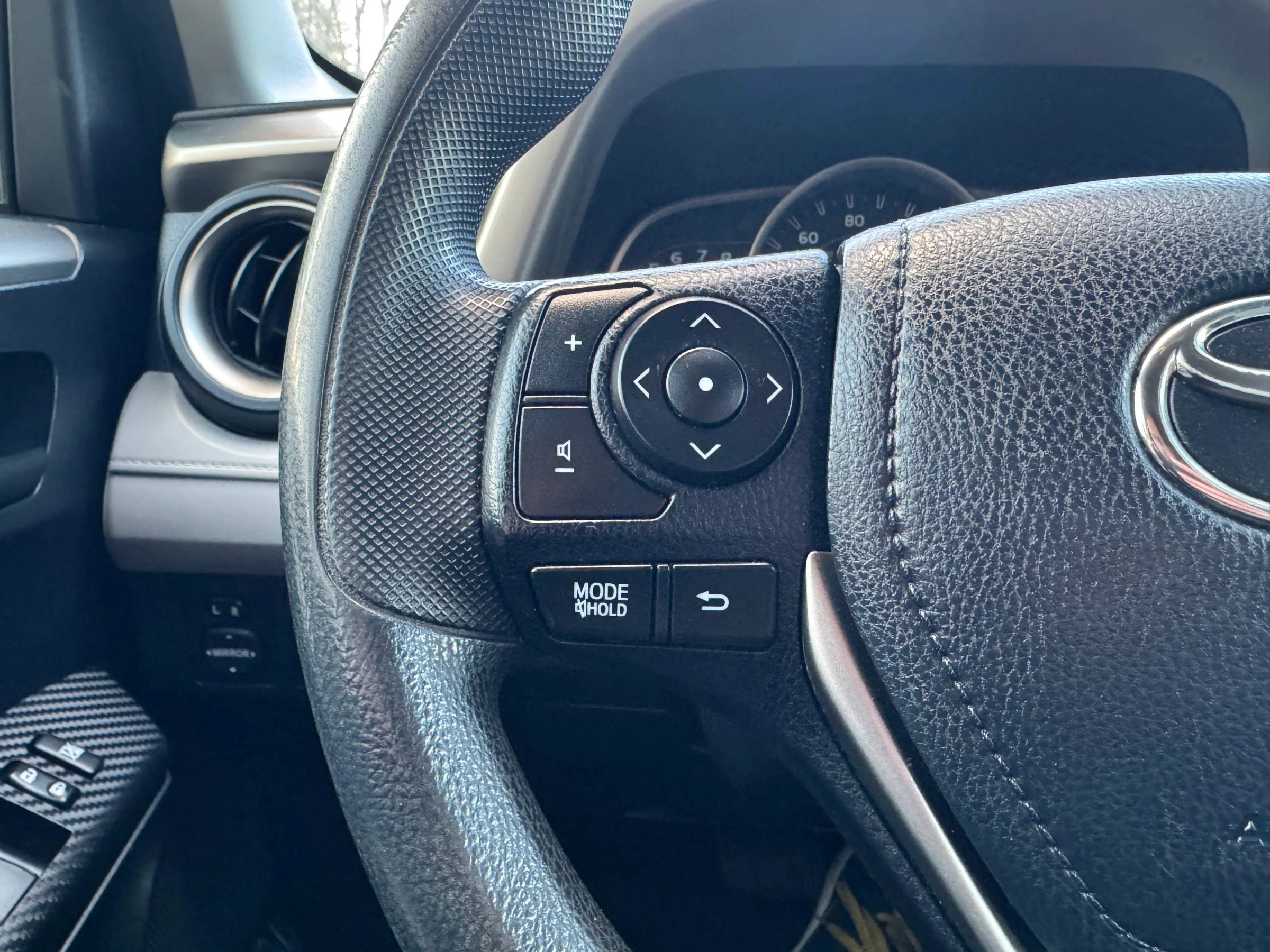 Used 2015 Toyota RAV4 LE image 19