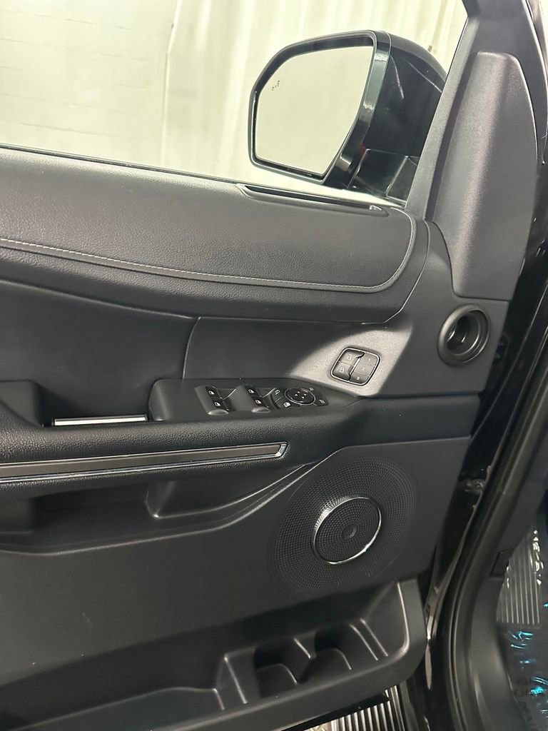 Used 2024 Ford Expedition Max XLT image 11