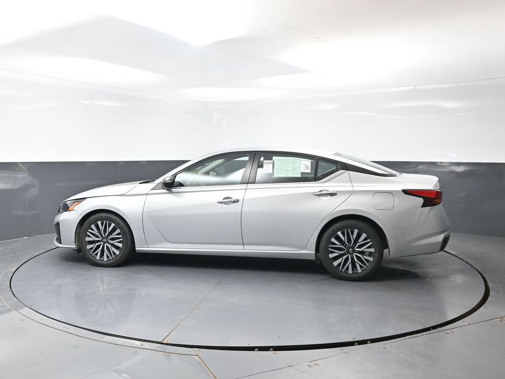 Used 2024 Nissan Altima 2.5 SV FWD image 10