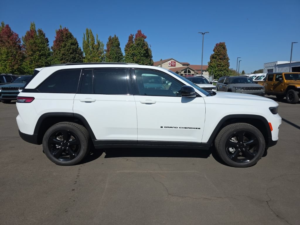 Used 2025 Jeep Grand Cherokee Limited w/ Luxury Tech Group II AWD/4WD image 6