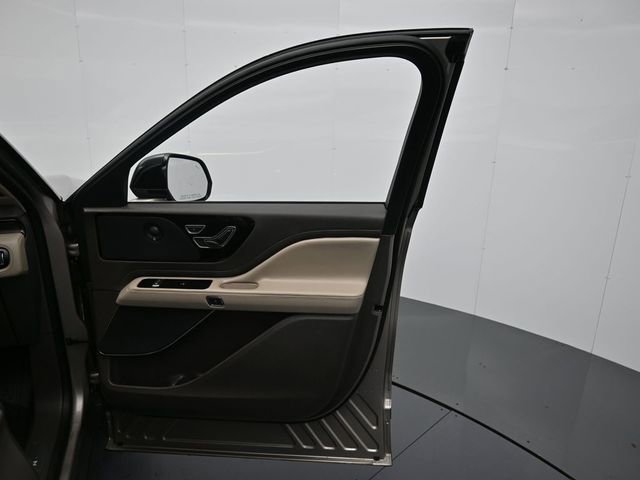 Used 2020 Lincoln Aviator Reserve w/ Equipment Group 201A image 31