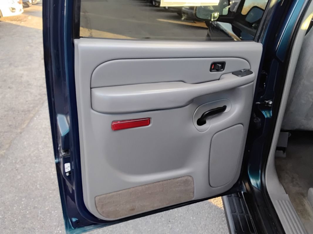 Used 2005 Chevrolet Avalanche LS w/ Avalanche South-West Package image 17