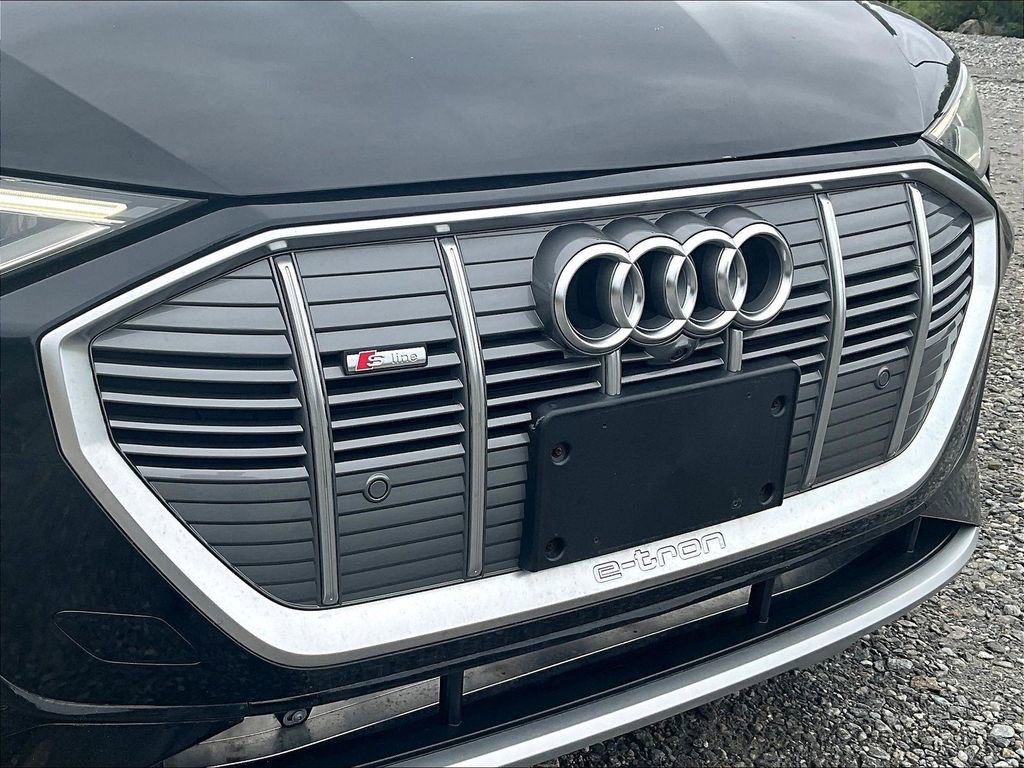 Used 2022 Audi e-tron Premium Plus w/ Premium Plus Package image 27