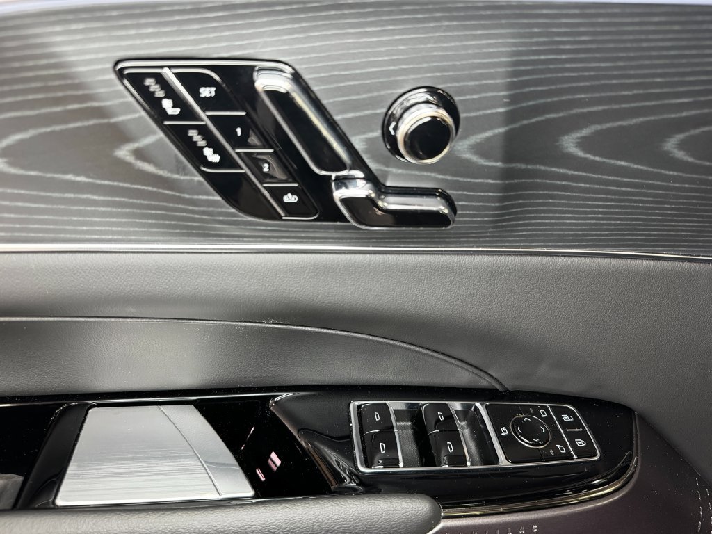 Used 2025 Cadillac Lyriq Luxury w/ LPO, Floor Liner Package AWD/4WD image 11