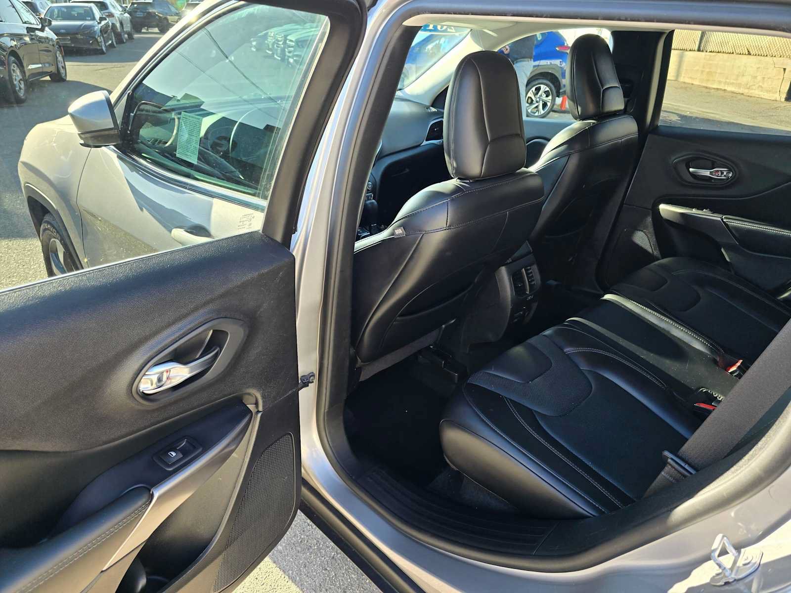 Used 2019 Jeep Cherokee Limited FWD image 15
