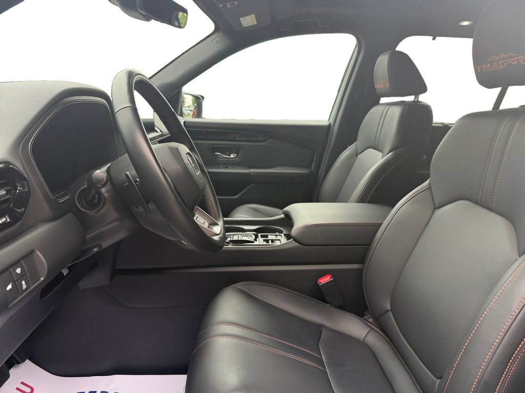 Used 2025 Honda Pilot TrailSport image 9