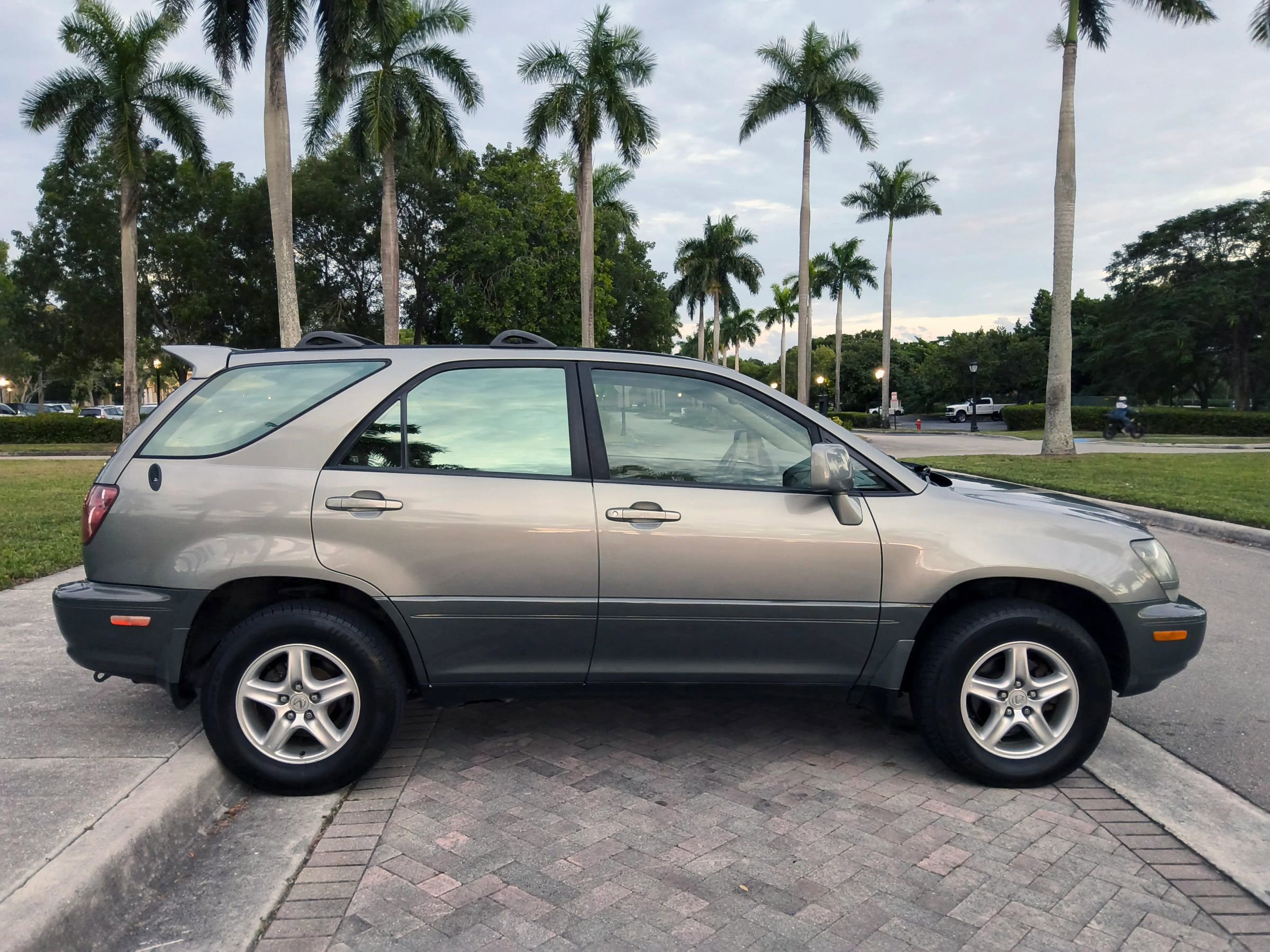 Used 2000 Lexus RX 300 4WD w/ Premium Pkg image 5