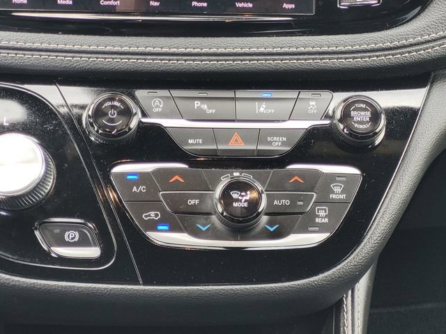 Used 2025 Chrysler Pacifica Limited image 16